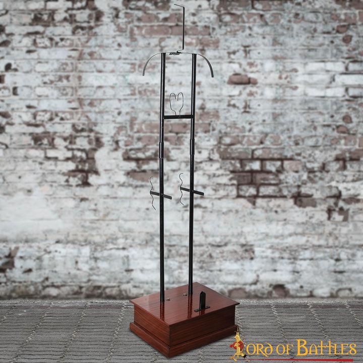 Soporte metálico con base de madera para armadura completa