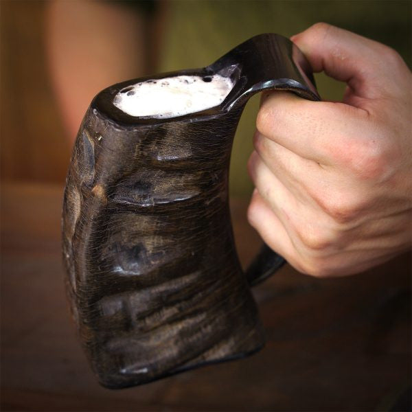 Jarra de cerveza medieval con cuerno auténtico