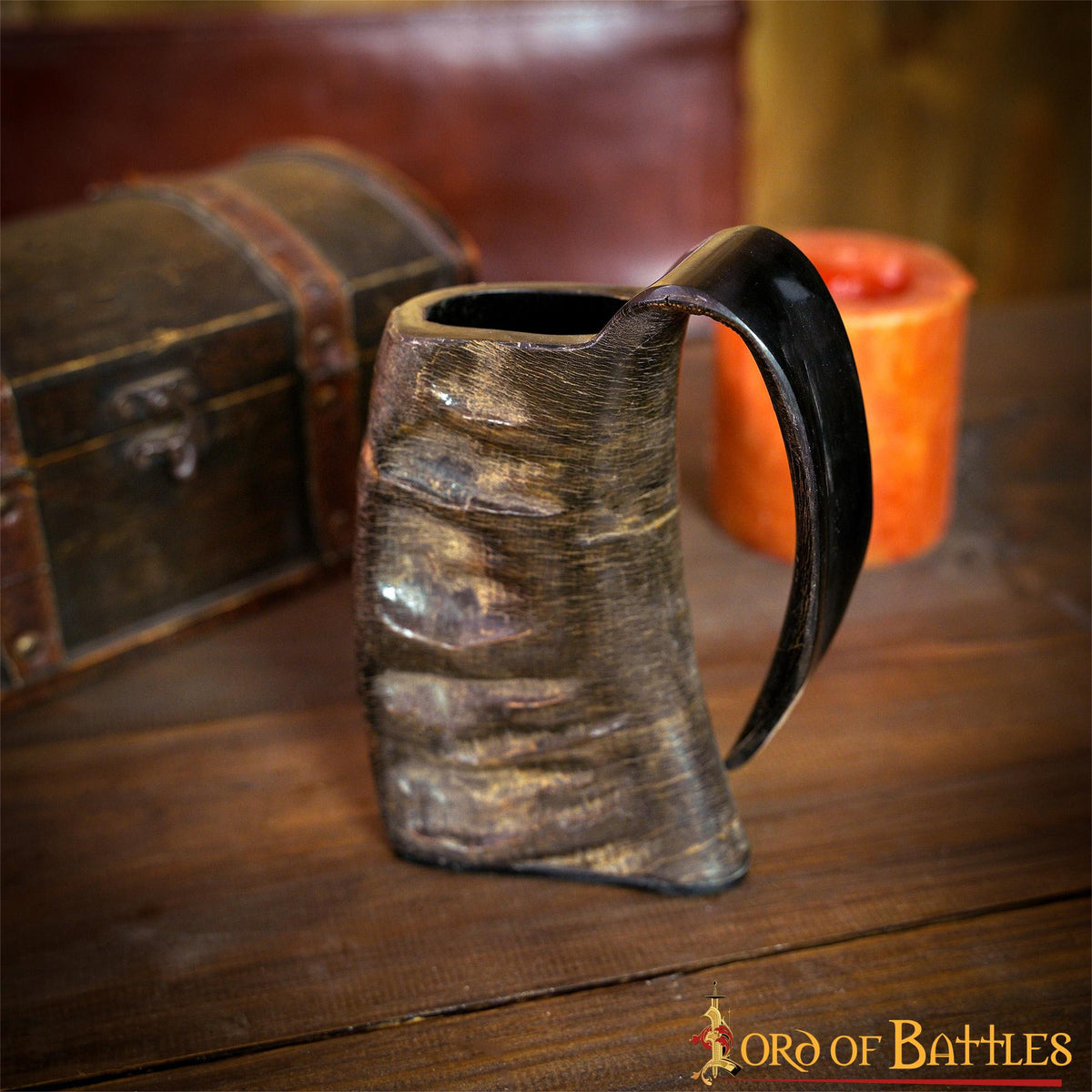 Jarra de cerveza medieval con cuerno auténtico