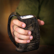 Jarra de cerveza medieval con cuerno auténtico