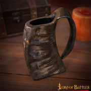 Jarra de cerveza medieval con cuerno auténtico