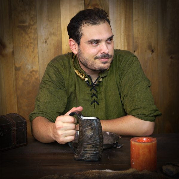 Jarra de cerveza medieval con cuerno auténtico