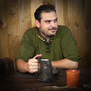 Jarra de cerveza medieval con cuerno auténtico
