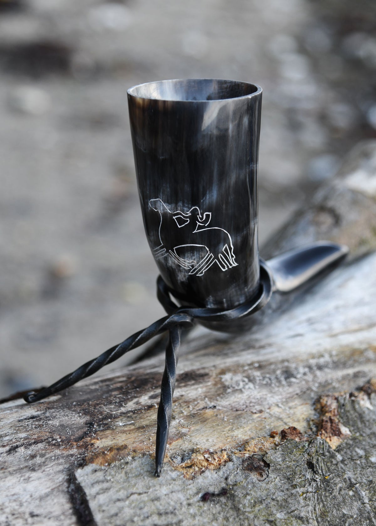 Cuerno vikingo Odín montando a Sleipnir con soporte (200-300 ml.)