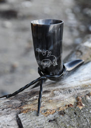 Cuerno vikingo Odín montando a Sleipnir con soporte (200-300 ml.)