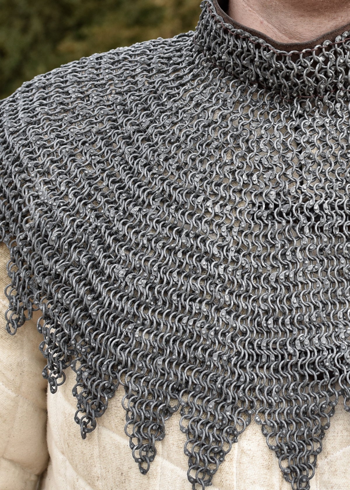 Manto de obispo en aluminio con correas de cuero y hebillas