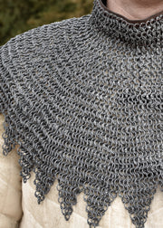 Manto de obispo en aluminio con correas de cuero y hebillas