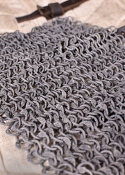 Manto de obispo en aluminio con correas de cuero y hebillas