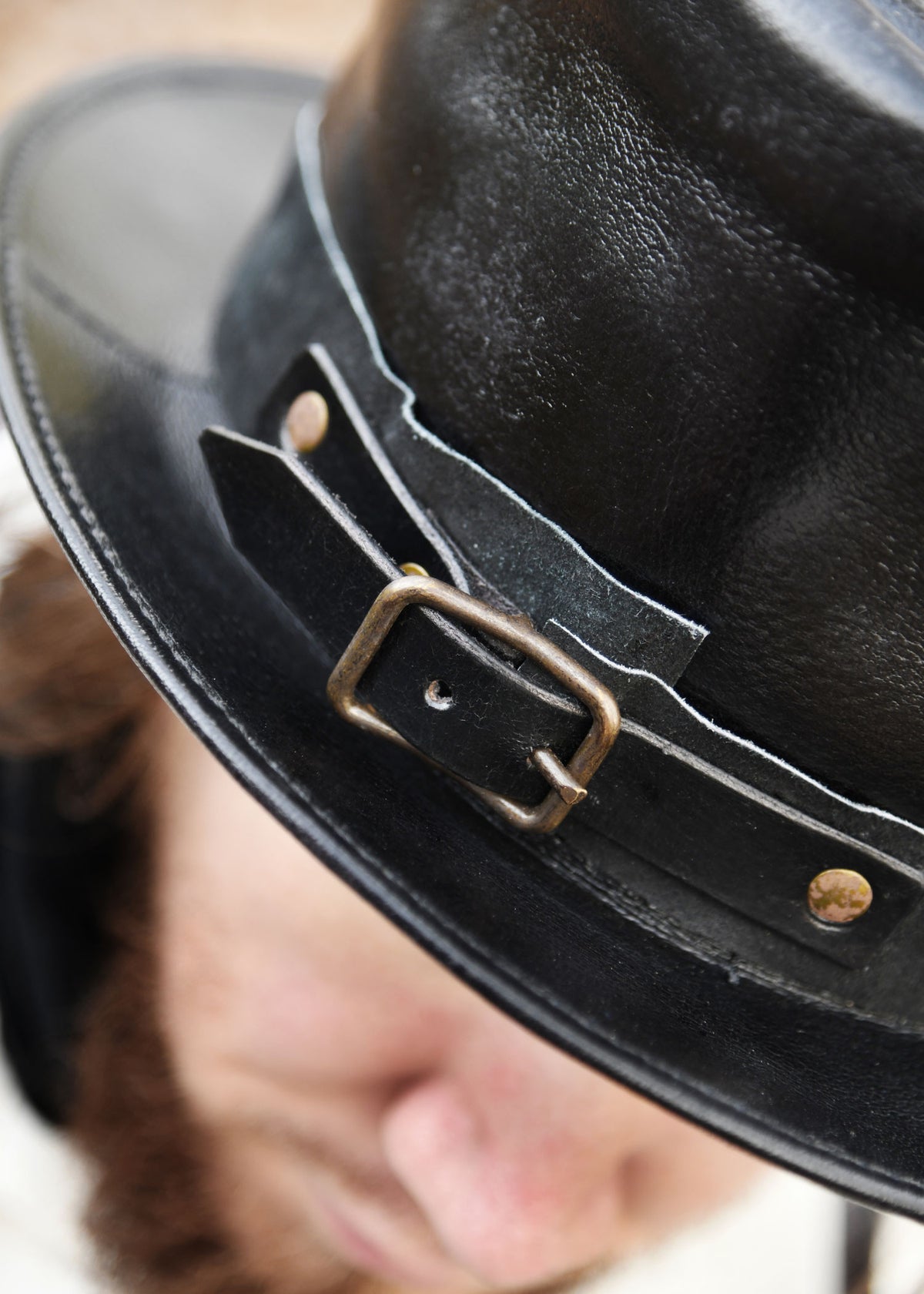 Sombrero de copa medieval en piel negra