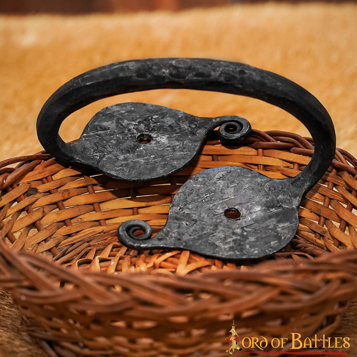 Tirador de puerta medieval forjado a mano