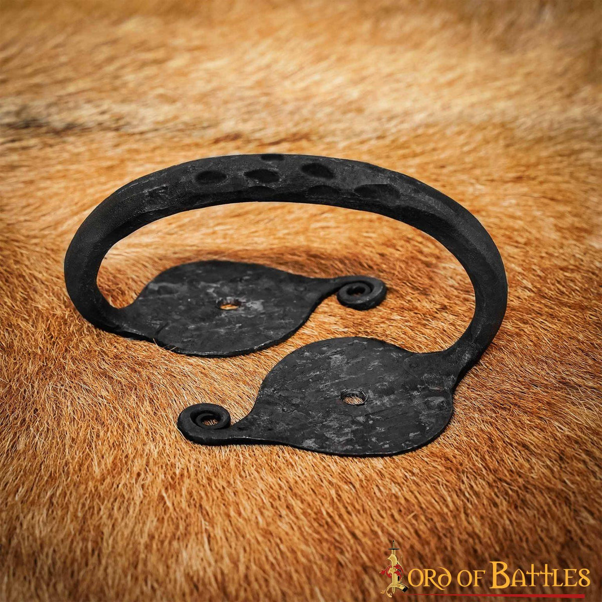 Tirador de puerta medieval forjado a mano