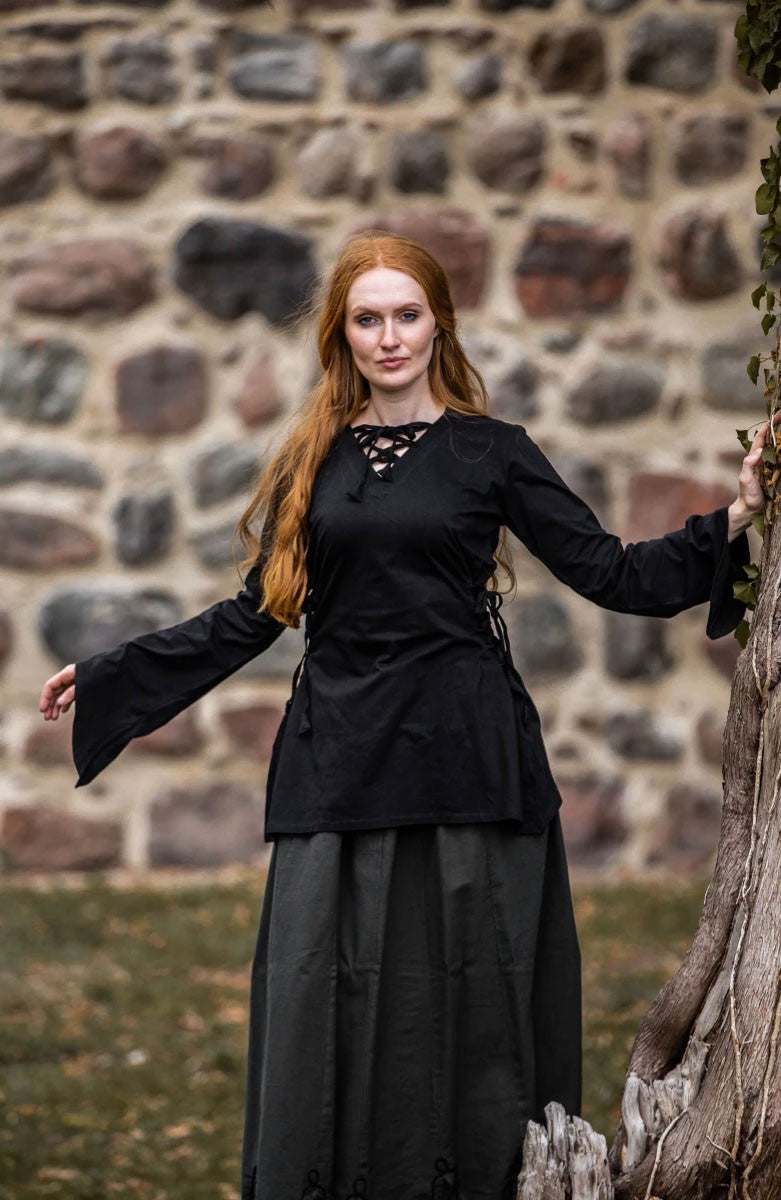 Blusa medieval Lea Negra con capucha