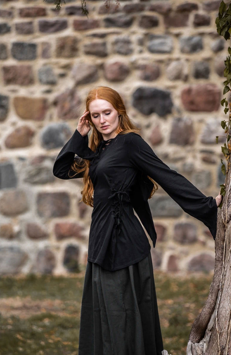 Blusa medieval Lea Negra con capucha