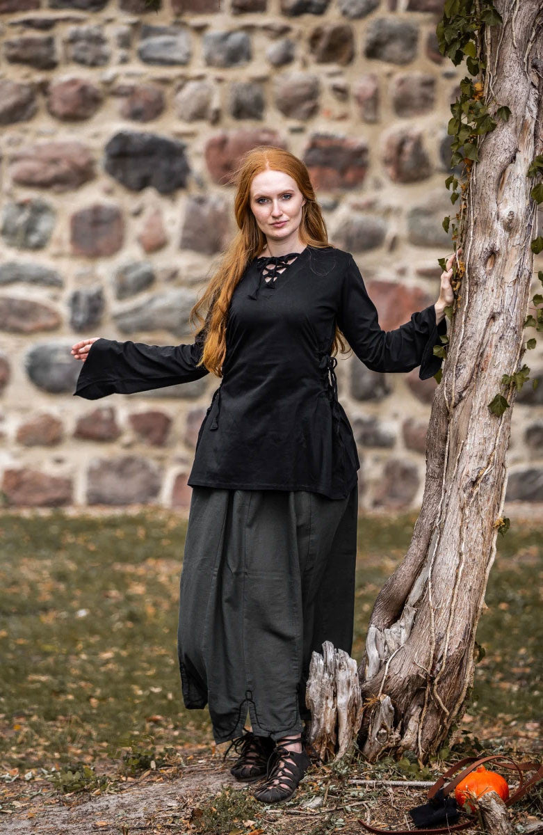 Blusa medieval Lea Negra con capucha