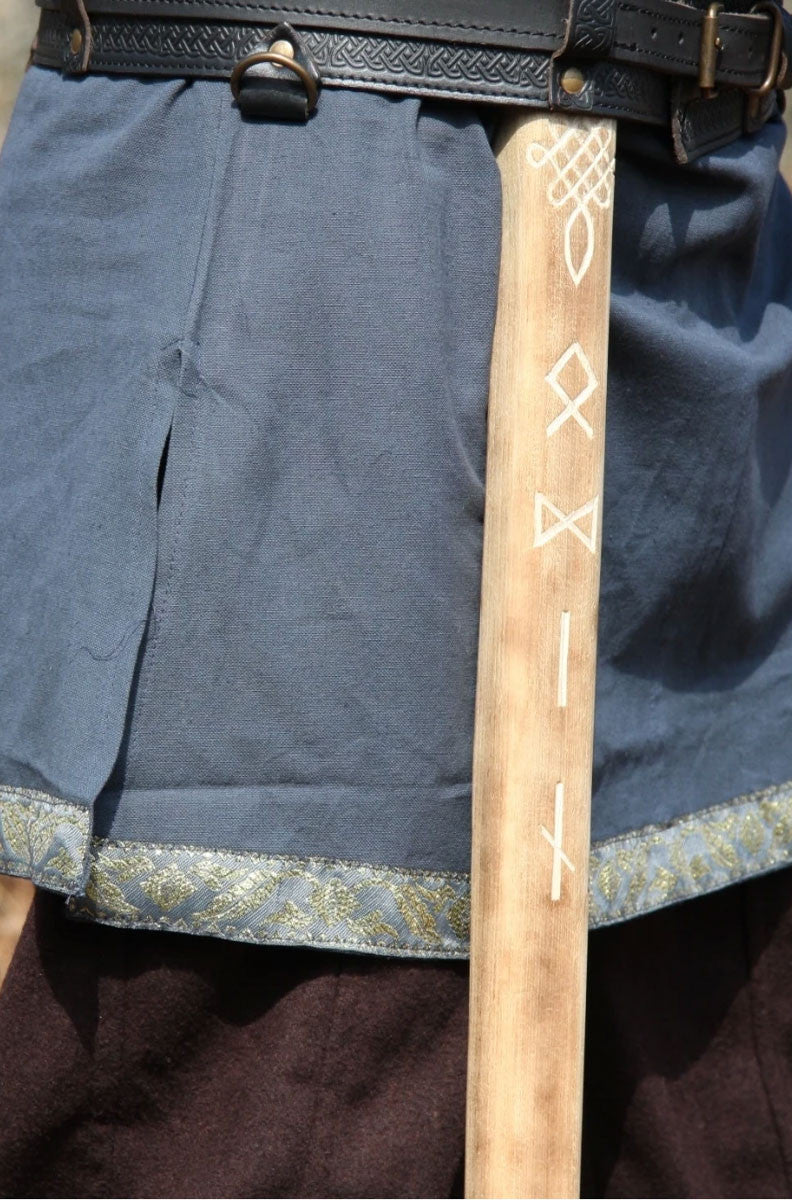 Túnica romana azul con bordados