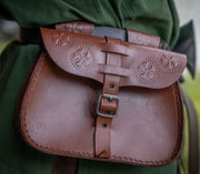 Bolso de cuero negro con diseño de estrella