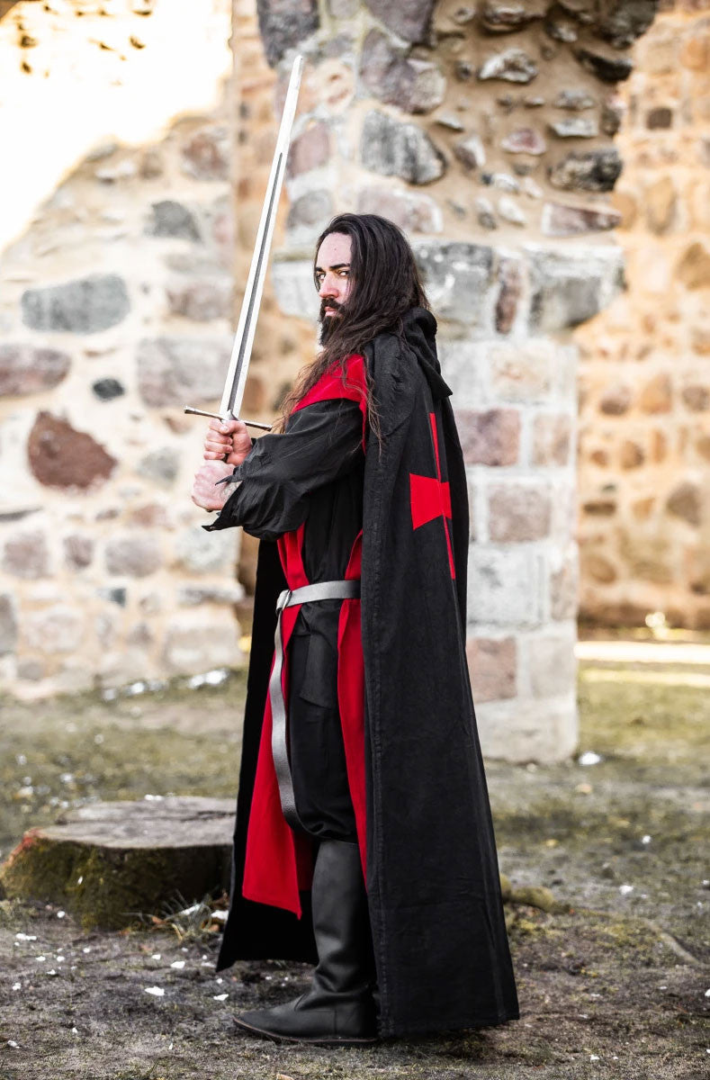 Capa de los Caballeros Templarios modelo Arnulf, negro-rojo