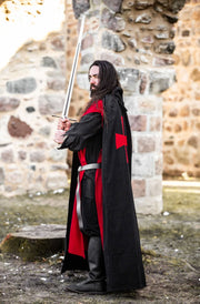 Capa de los Caballeros Templarios modelo Arnulf, negro-rojo
