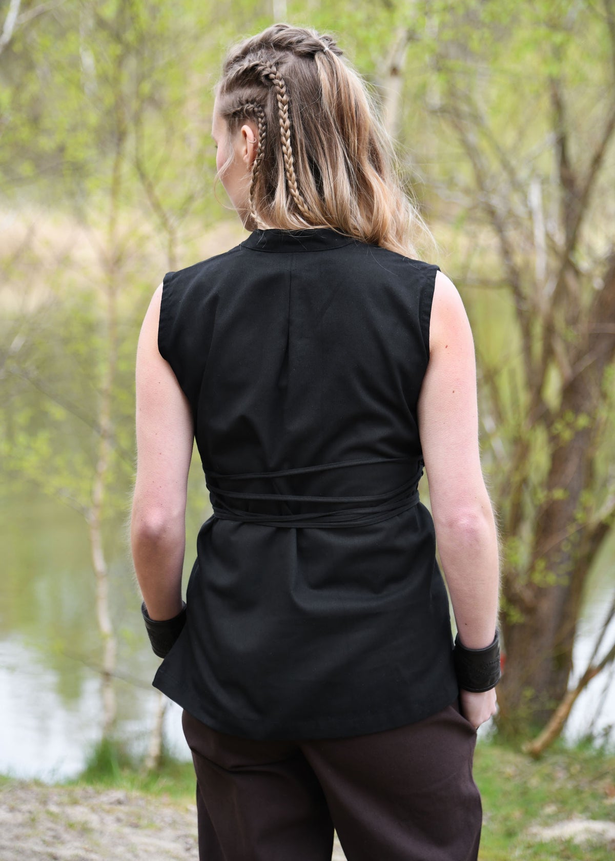 Blusa vikinga sin mangas modelo Levke, negro