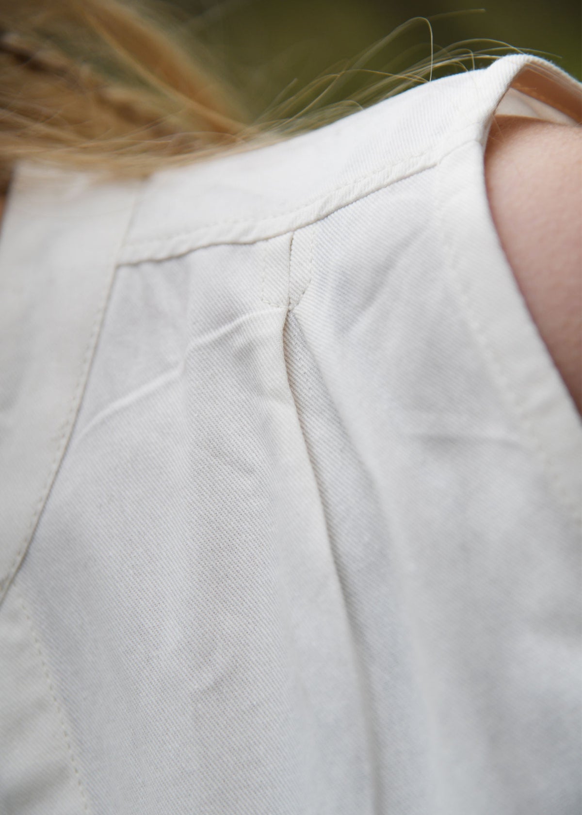 Blusa vikinga sin mangas modelo Levke, blanco natural