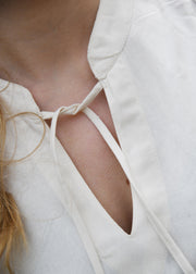 Blusa vikinga sin mangas modelo Levke, blanco natural