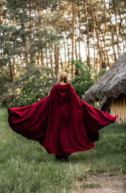 Capa medieval larga modelo Hervir, rojo 131 cm.