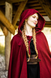 Capa medieval larga modelo Hervir, rojo 131 cm.