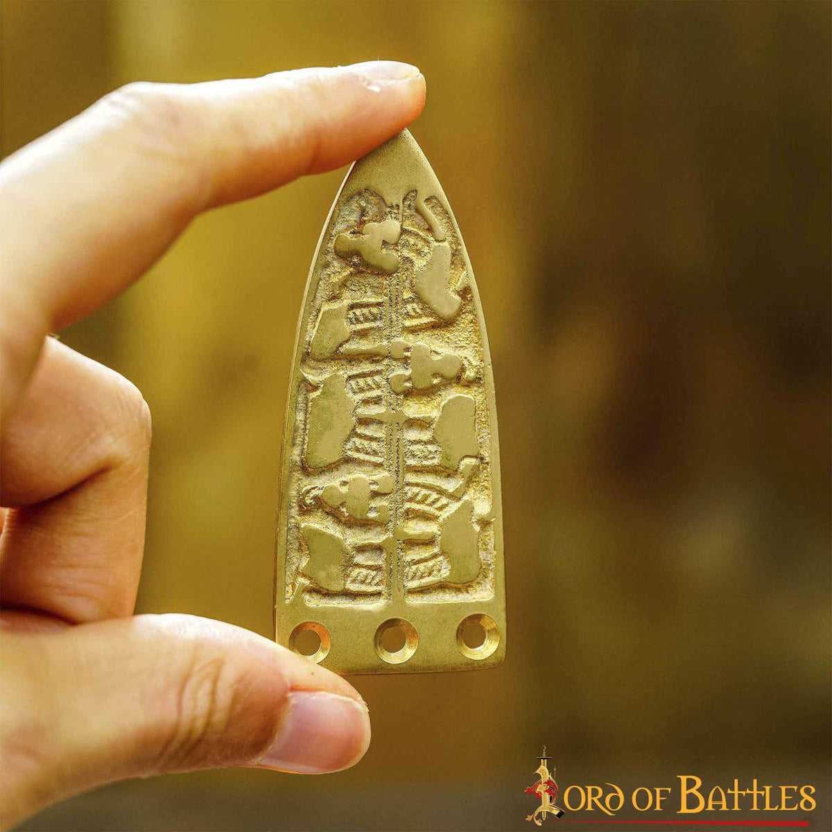 Punta decorativa de cinturón vikingo en latón