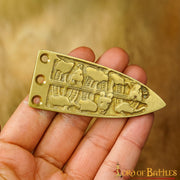 Punta decorativa de cinturón vikingo en latón