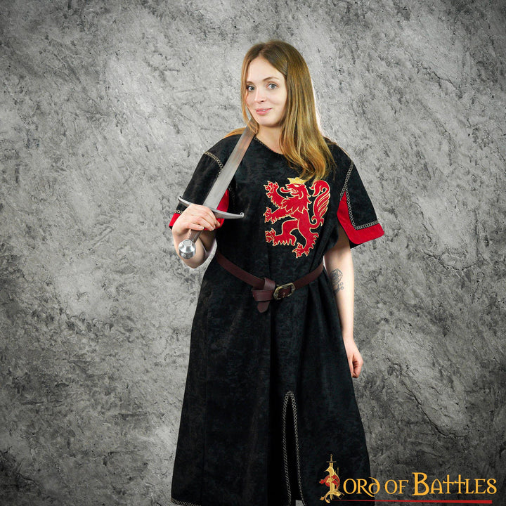 Túnica medieval negra con león rampante