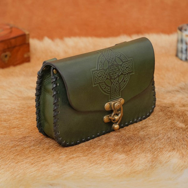 Bolso de cuero cruz celta repujada, color verde
