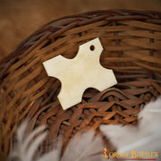 Tablita decorativa de hueso ( 3,8 x 3,1 cm)