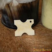 Tablita decorativa de hueso ( 3,8 x 3,1 cm)