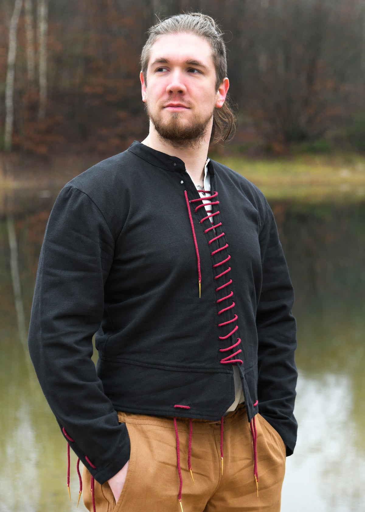 Jubón medieval Bernhard negro con cordones trenzados