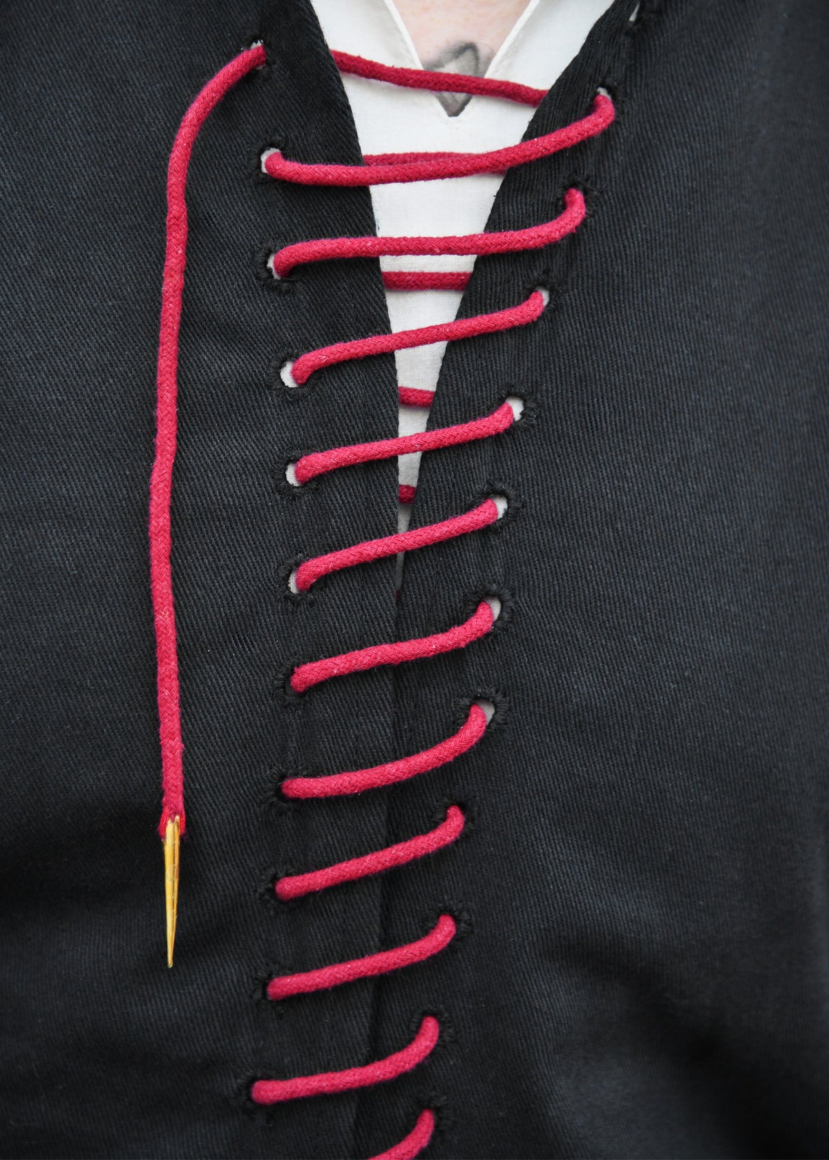 Jubón medieval Bernhard negro con cordones trenzados
