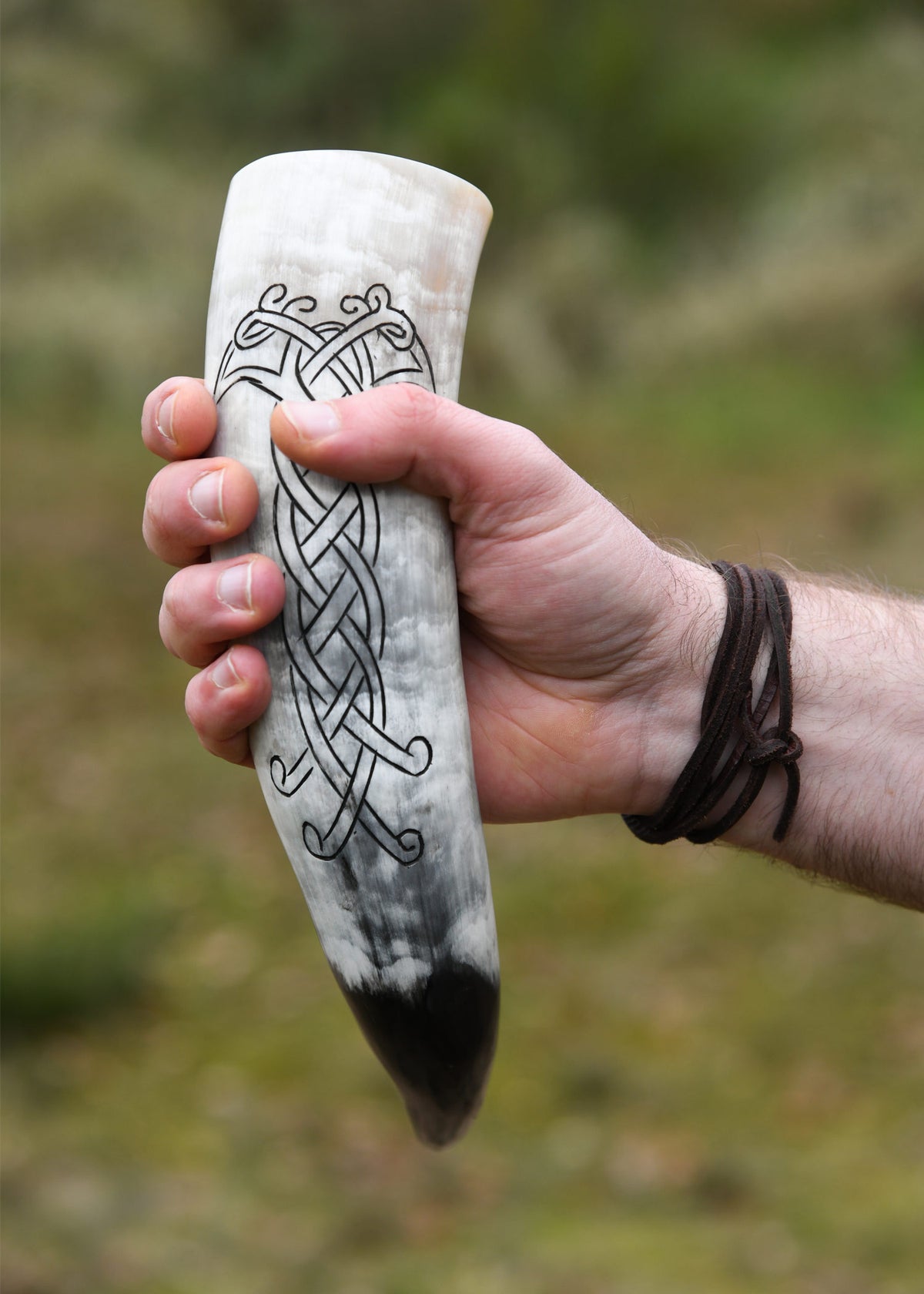 Cuerno vikingo diseño tallado de Cuervo y Nudo