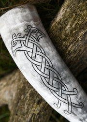 Cuerno vikingo diseño tallado de Cuervo y Nudo