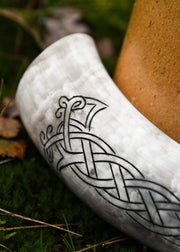 Cuerno vikingo diseño tallado de Cuervo y Nudo