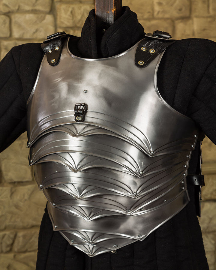 Peto medieval en acero pulido modelo Dragomir