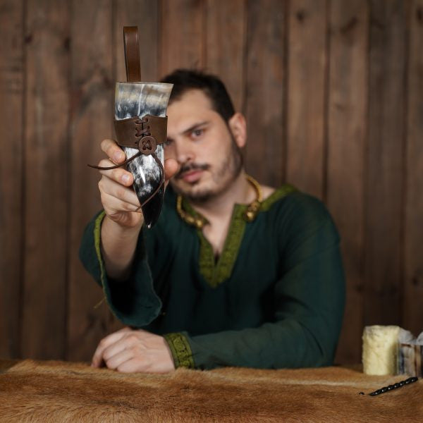 Cuerno vikingo para beber con tahalí de cuero