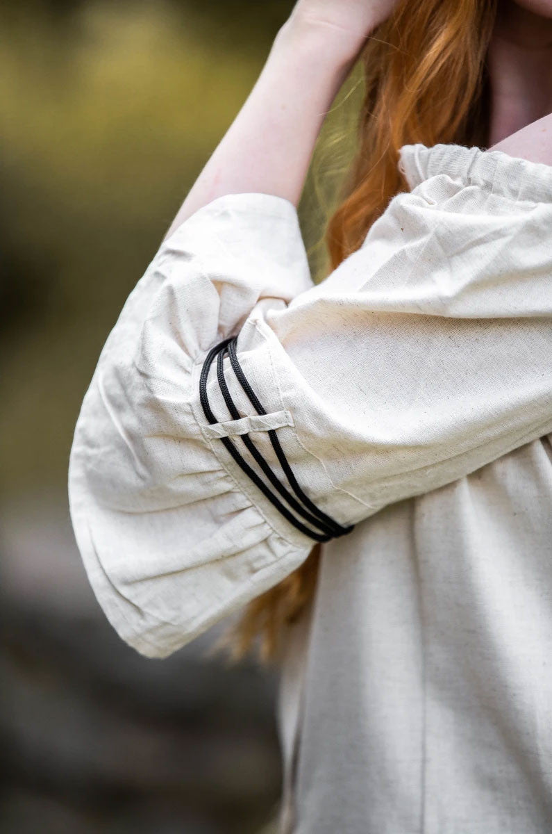 Blusa medieval crema con bordados