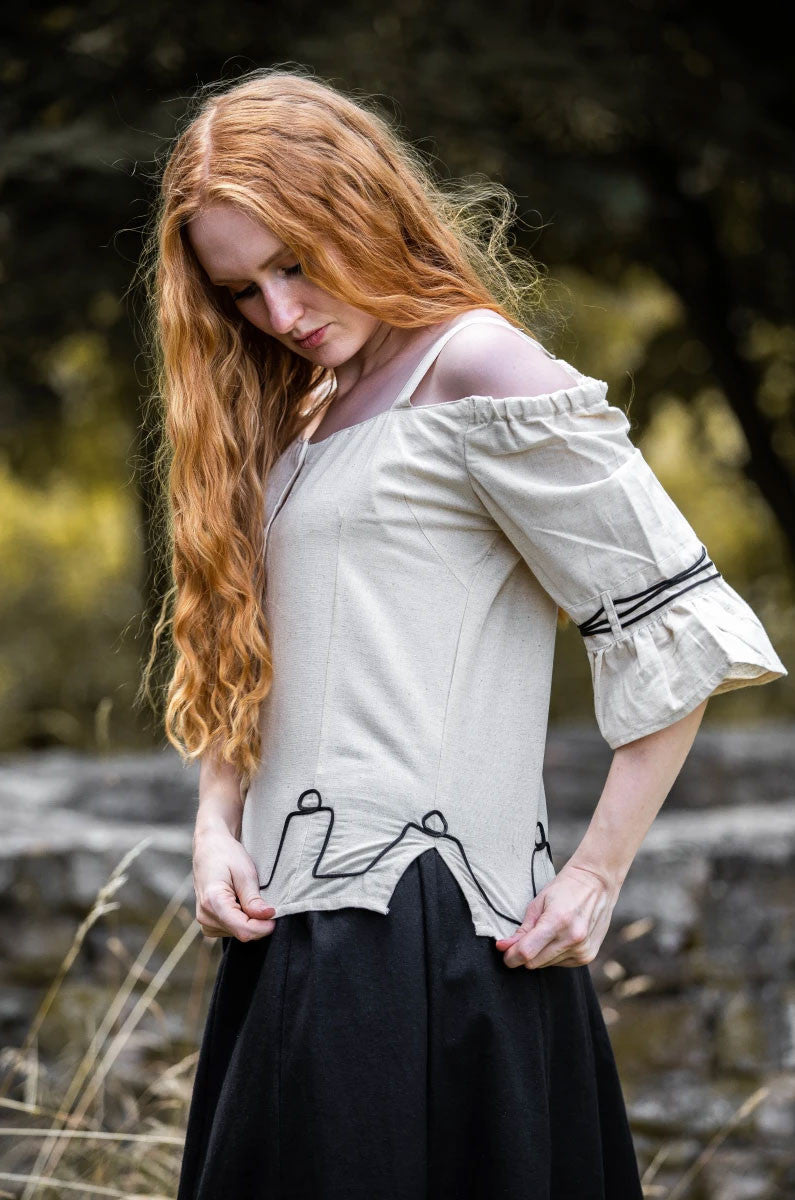 Blusa medieval crema con bordados