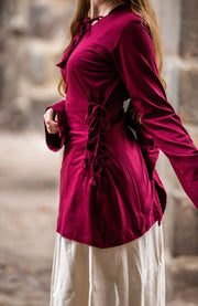 Blusa medieval Lea Roja con capucha