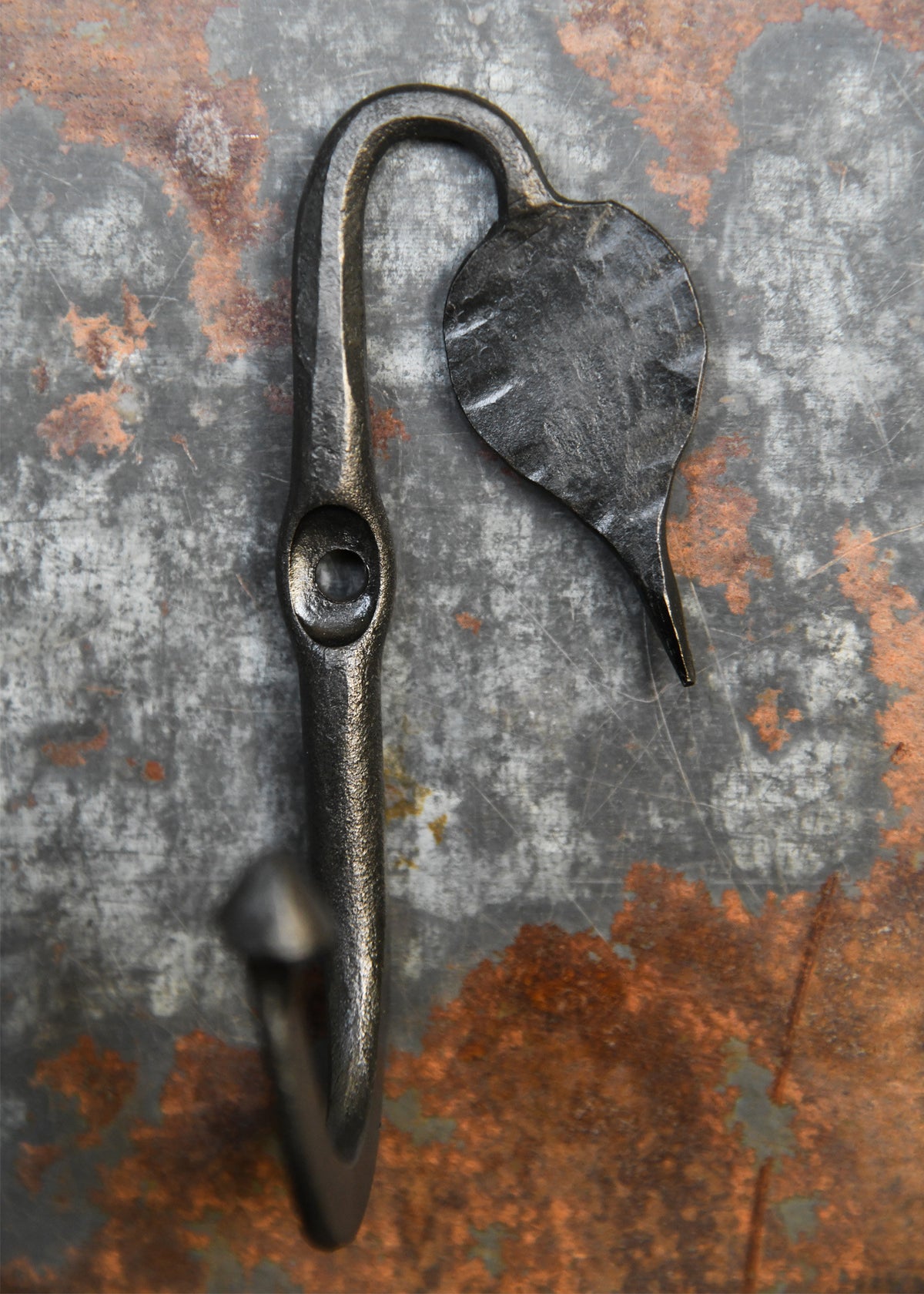 Gancho de pared forjado a mano con hoja (10 cm.)