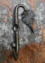 Gancho de pared forjado a mano con hoja (10 cm.)