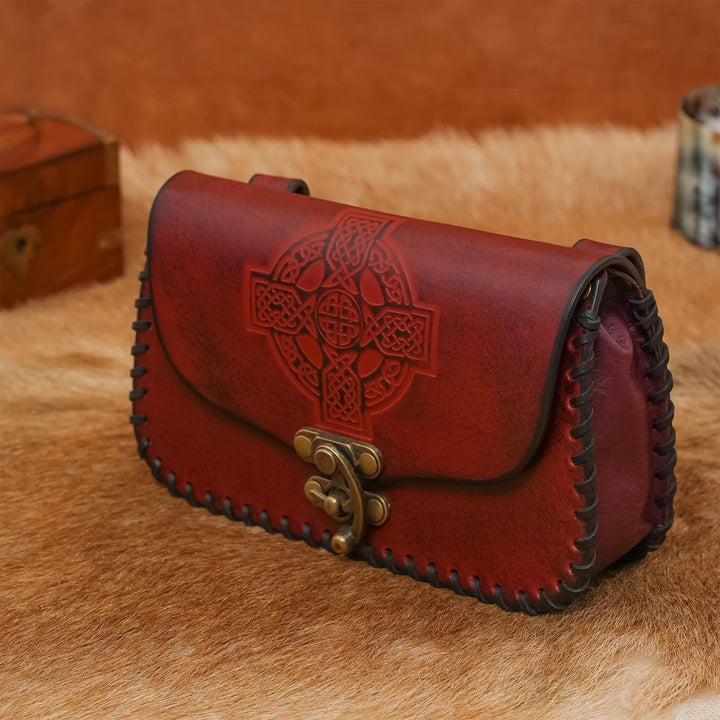 Bolso de cuero cruz celta repujada, color granate