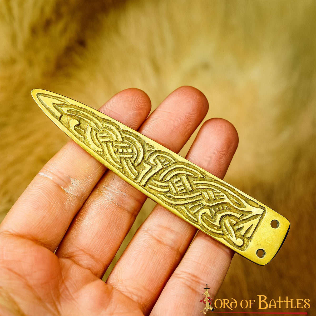 Punta cinturón medieval latón nudos celtas (9 cm.)
