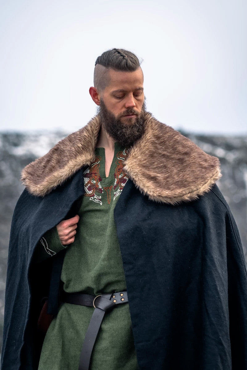 Capa vikinga modelo Janne, color negro