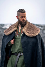 Capa vikinga modelo Janne, color negro