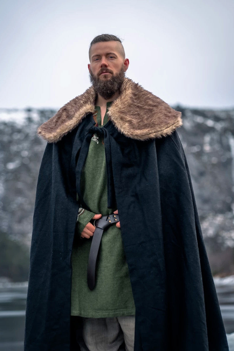 Capa vikinga modelo Janne, color negro